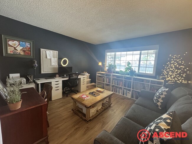 Building Photo - Lovely Home In Olive Dr Area!