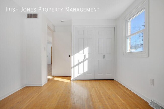 Building Photo - 208 Main St