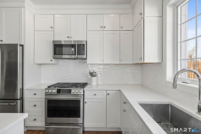 Building Photo - 35 Moorland Dr