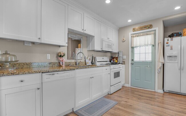 Building Photo - 2408 Sunset Dr