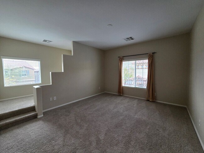 Building Photo - Guard Gated wonderful community 3 Bedroom Townhome!