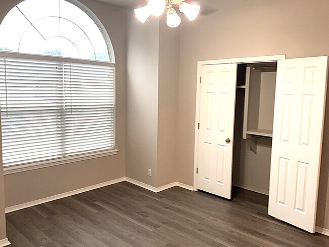 Building Photo - 513 N Sweet Gum Ave