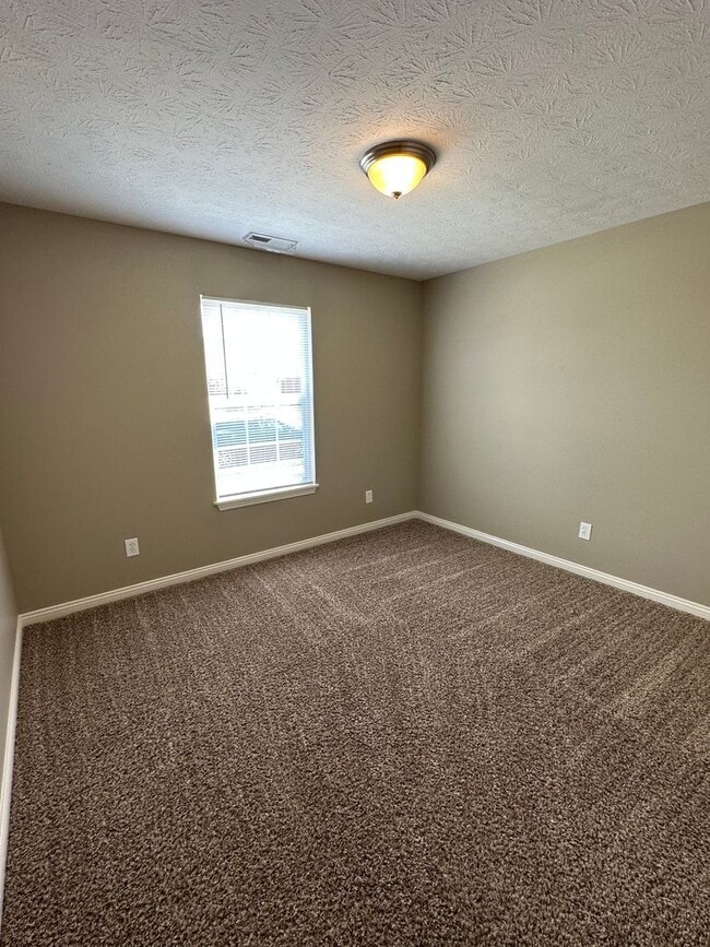 Building Photo - 3 Bedroom House and Fenced in Yard Availab...