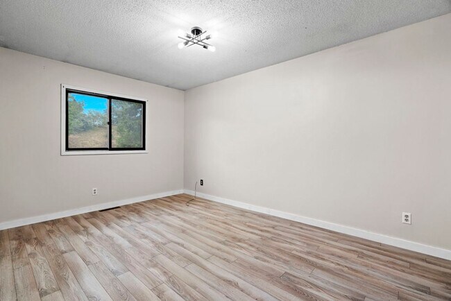Building Photo - 10510 E Shady Ln