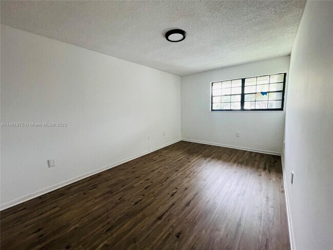 Building Photo - 925 NE 199th St