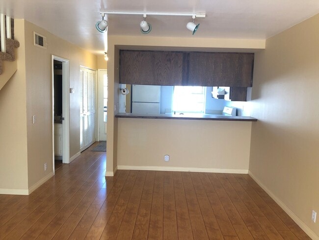 Building Photo - Nantucket Village Condo with Community Pool!