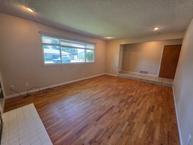 Building Photo - Single story home close to freeway access!