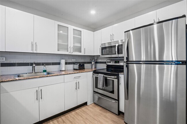Building Photo - 2301 Collins Ave