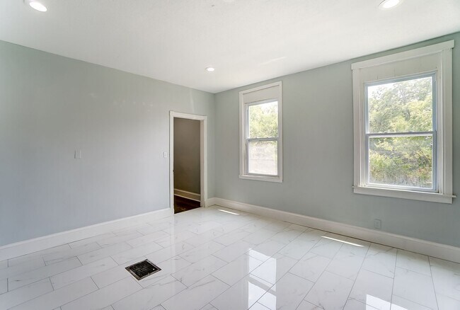 Building Photo - Spacious Four Bedroom in Cincinnati!