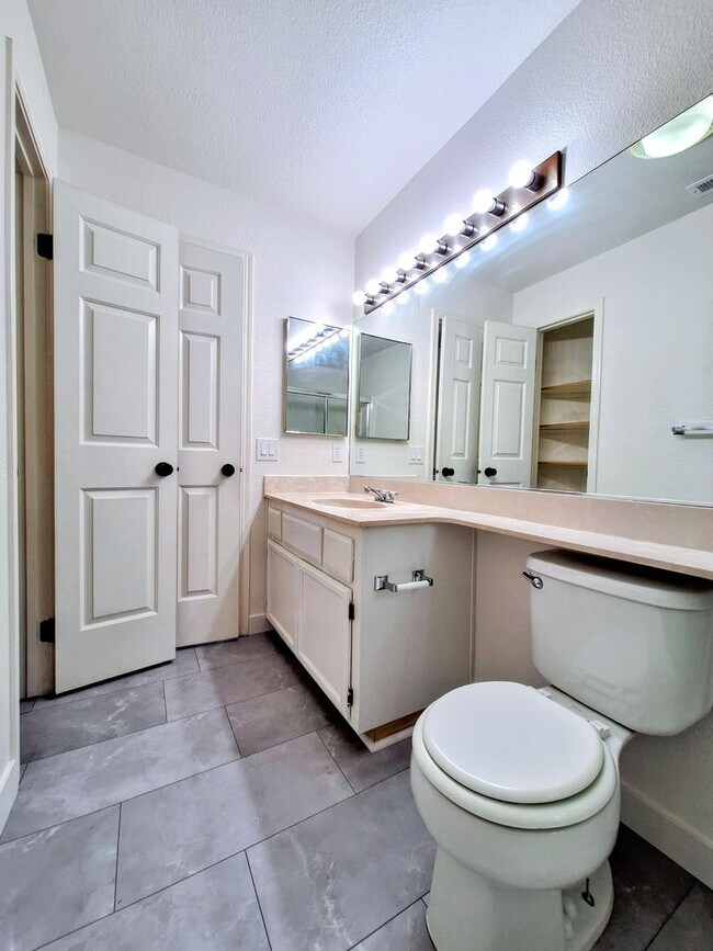Building Photo - Beautiful Second Floor 3bd Condo w/Detached Garage & Pool