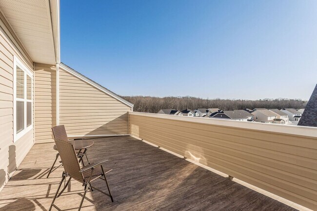Building Photo - Massive 4 BR/2 Full BA & 2 Half BA EOG Tow...