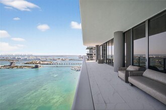 Building Photo - 700 NE 24th St