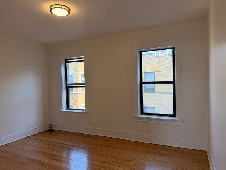 Building Photo - 7351 N Damen Ave