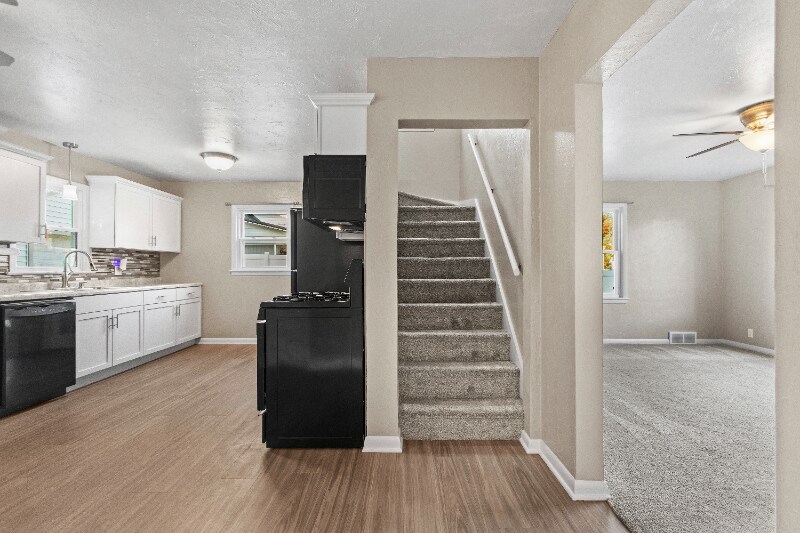 Building Photo - 504 W 1st St