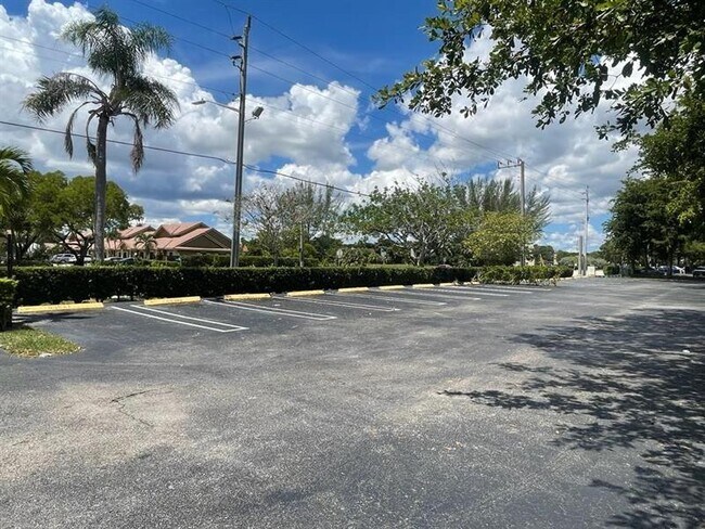 Building Photo - 2621 Riverside Dr
