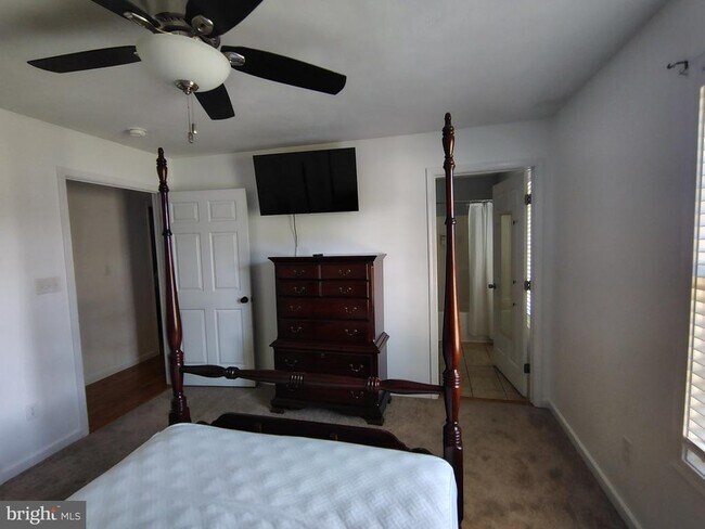 Building Photo - 76 Houghs Way
