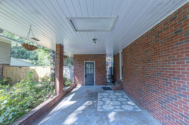 Building Photo - Available Now!| 3BR/2BA Midtown Brick Ranch | Lawn Care, Pest Control & W/D Included | Clubview /...