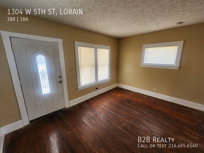 Building Photo - 1304 W 5th St