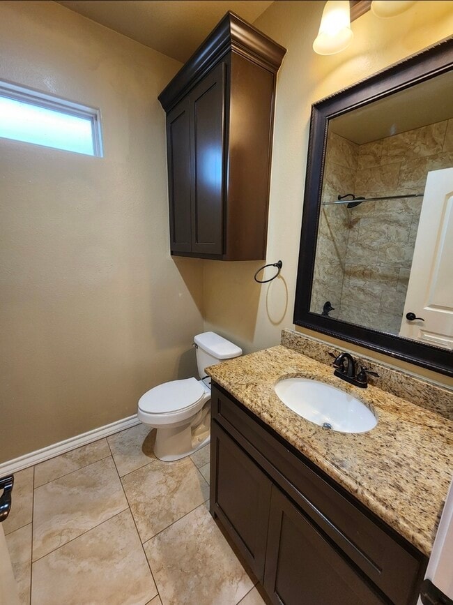 Building Photo - 3 bed 2 bath home