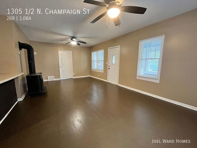 Building Photo - Charming 2-Bedroom Home with Spacious Back...