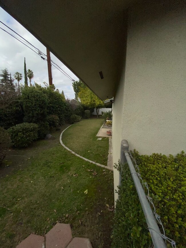 Building Photo - 55 and OLDER KERN CITY 2 BED UPDATED HOME