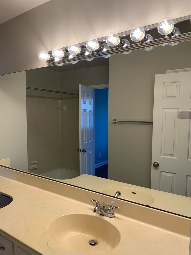 Building Photo - 830 Brentwood Pointe
