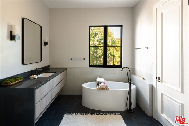 Building Photo - 5192 Parkway Calabasas