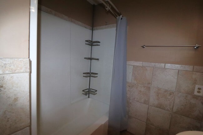 Building Photo - 3 Bedroom home close to local amenities