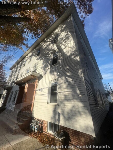 Building Photo - 13 Bristol St