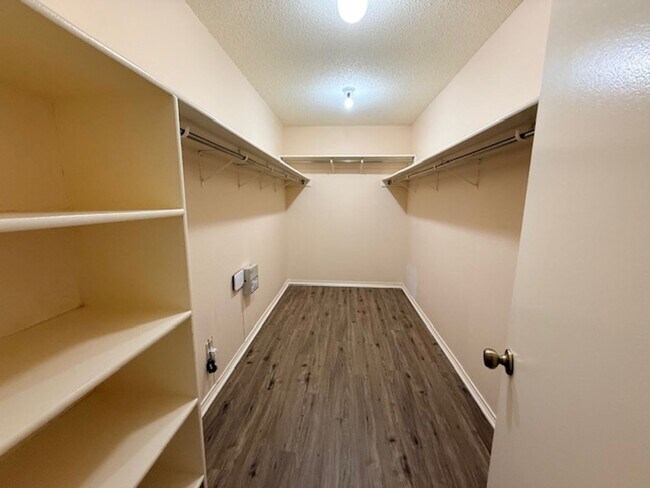 Building Photo - 4 Bedroom 2 1/2 Bath Plus Office Near 151 ...