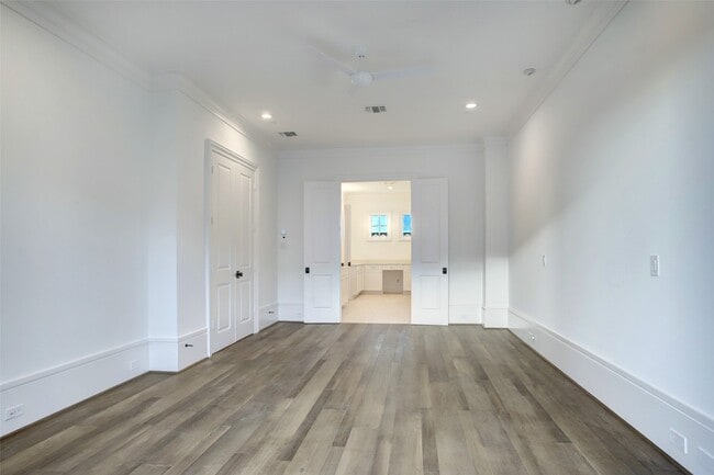 Building Photo - 21 Crain Sq Blvd