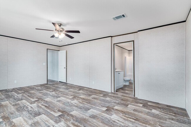 Building Photo - Huge 5 Bedroom 3 Bathroom Hastings Home Located w/ 1 Acre