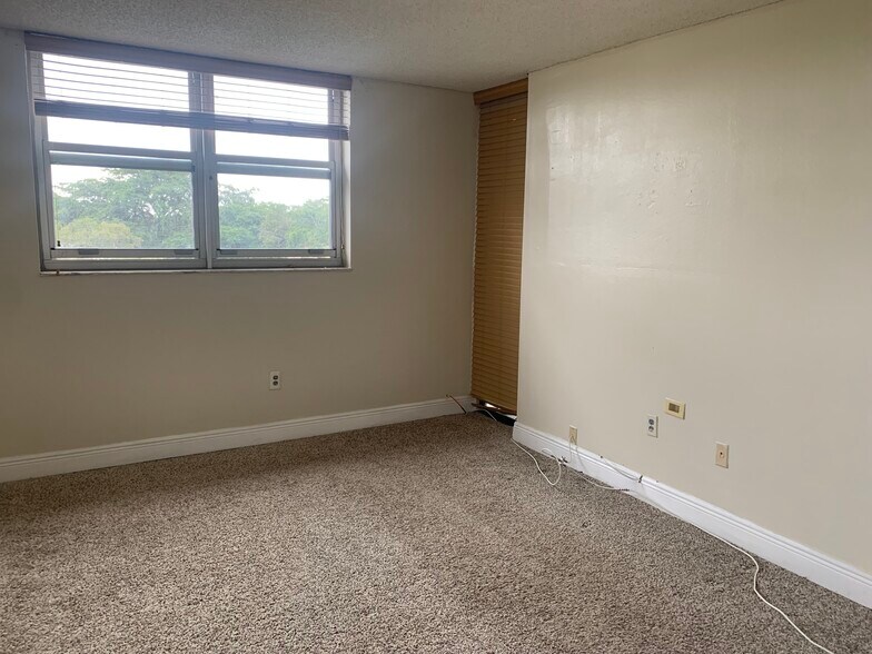 Building Photo - 1810 N Lauderdale Ave