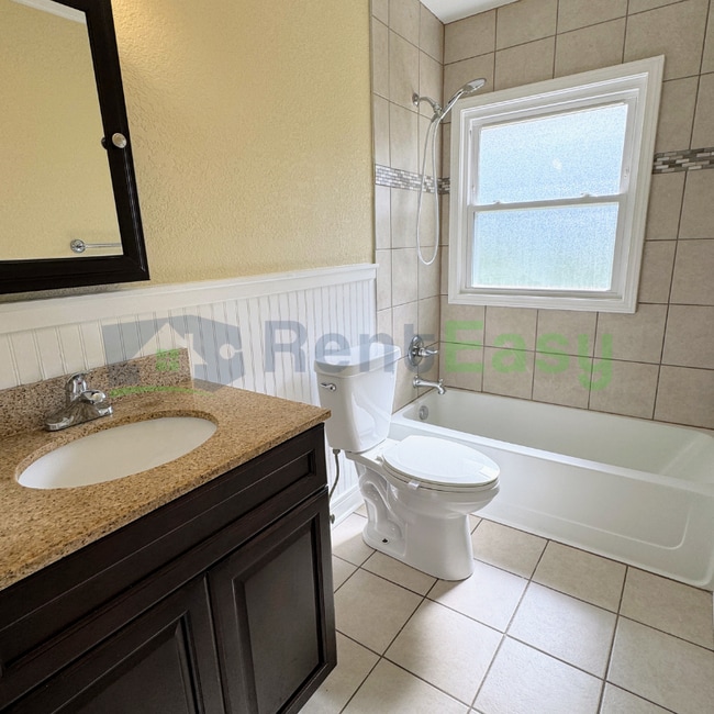 Building Photo - 949 Redwood Cir