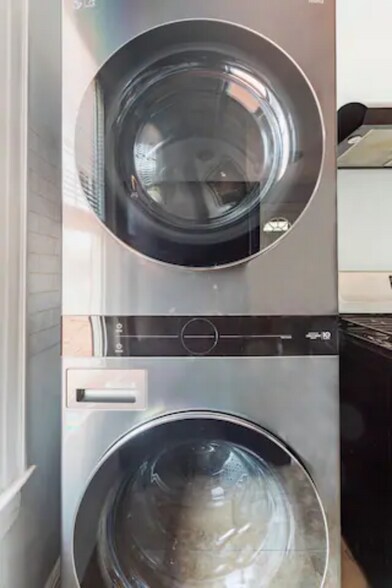 Building Photo - 28 Walnut E St