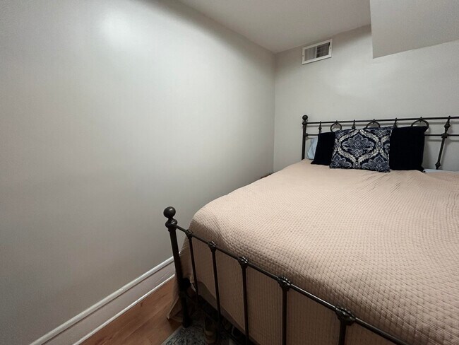 Building Photo - 1928 N Lincoln Ave