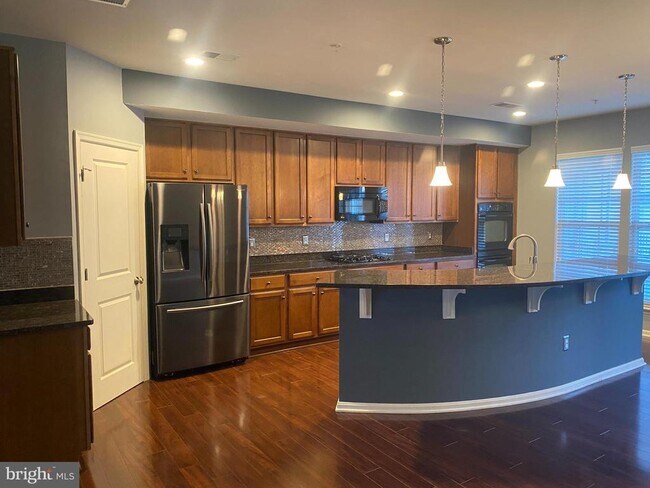 Building Photo - 8049 Crescent Park Dr