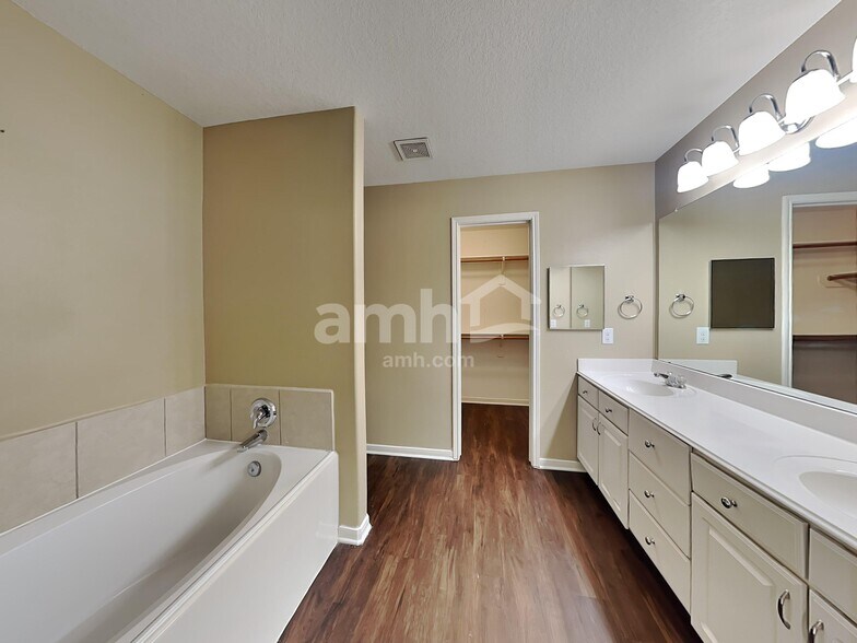 Building Photo - 16727 Foursquare Dr