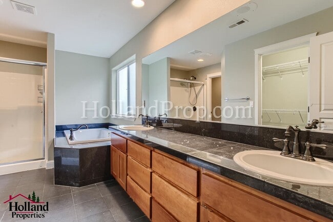 Building Photo - Bright & Spacious 3-Bedroom Hillsboro Home Backing to Green Space!