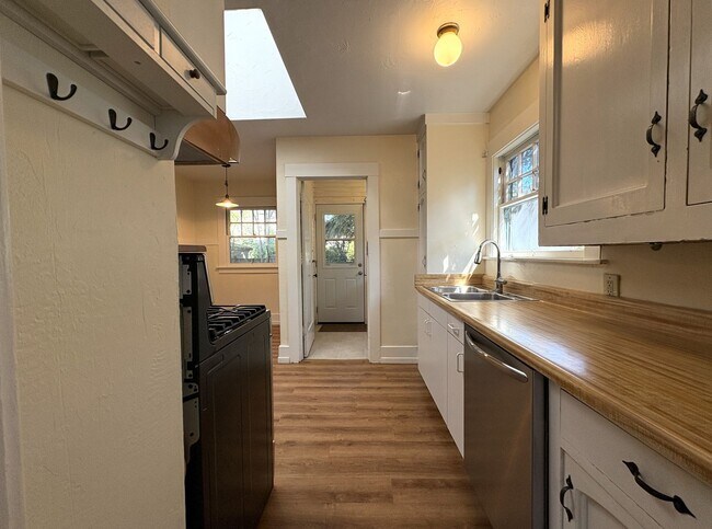Building Photo - Charming 2-Bedroom Home with Spacious Back...