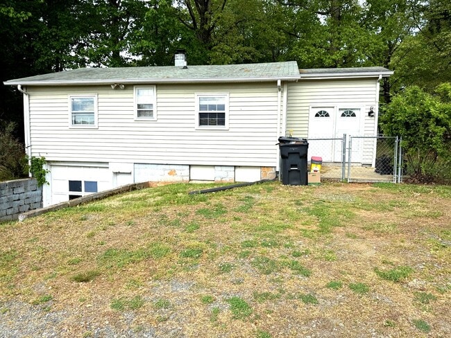 Building Photo - 820 Brown Rd