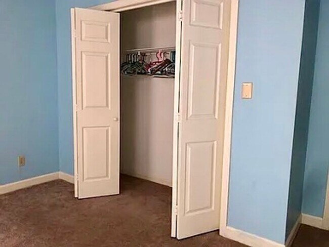 Building Photo - Spacious 3100 sq ft 3 bedroom 2 bath home on over 1.5 acres in Oak Ridge, NC