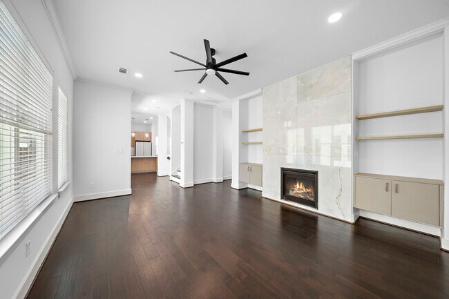 Building Photo - 1015 W 24th St