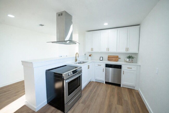 Building Photo - Modern Chic 3 Bedroom W/ Flex Space!
