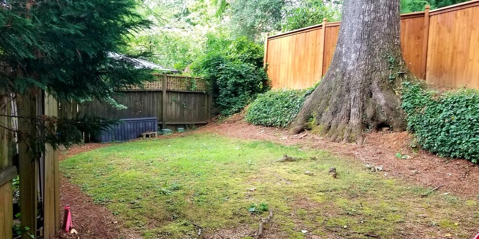 Building Photo - 1085 Bellevue Dr NE