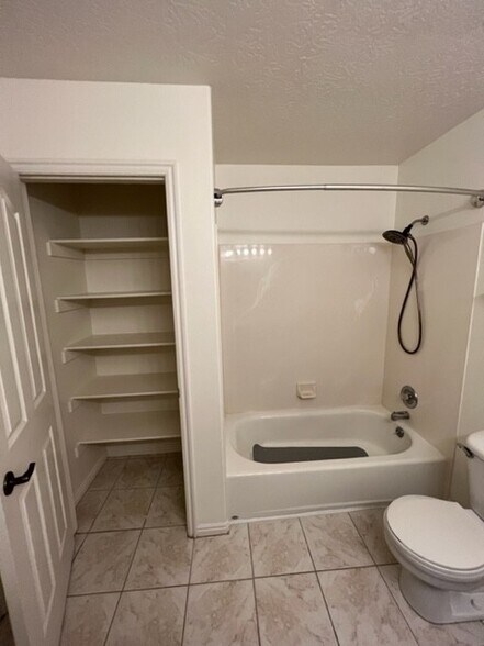 Building Photo - 888 Hamlet Cir N
