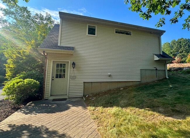 Building Photo - 35 Paddock Ln