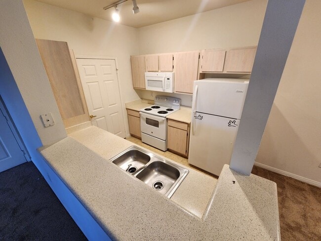 Building Photo - Fantastic, well maintained 2 bedroom condo.