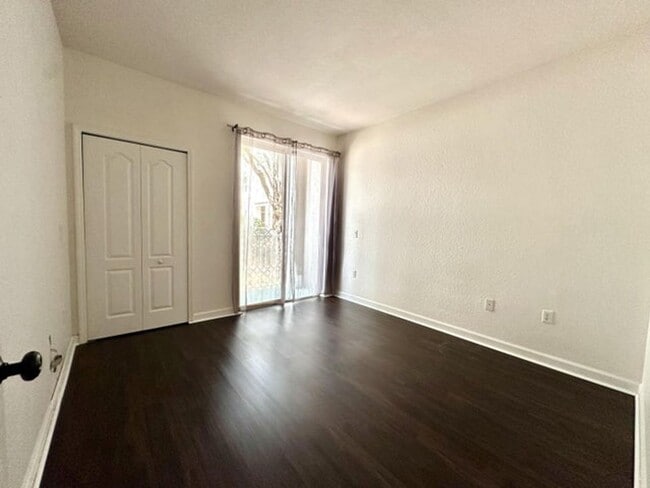 Building Photo - 1002 Shoma Dr