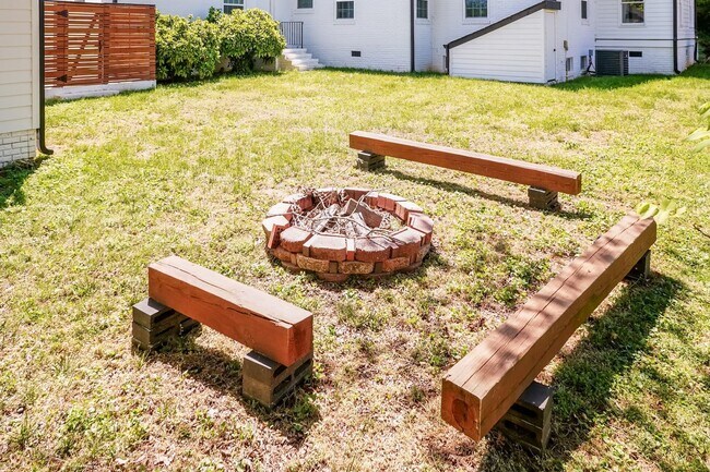 Building Photo - Sheek Updated Home With Pool!